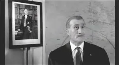 Connu pour une diction saccadée et son sourcil inquisiteur, quel est cet acteur qui a participé à plus de 180 films ?