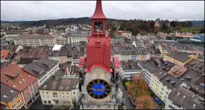 Quelle est l'intruse parmi ces villes ?