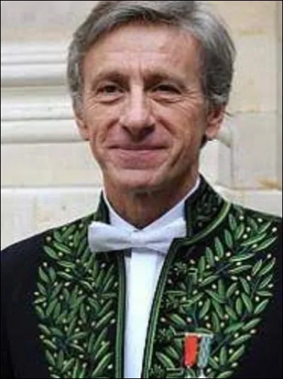 Né en 1952 à Bourges, Jean-Christophe Ruffin est un médecin, écrivain et diplomate (il fut ambassadeur de France en Gambie et au Sénégal). Élu en 2008 à l'Académie française, il reçoit le prix Goncourt en 2001 pour son roman historique intitulé :