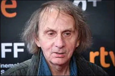 De son vrai nom Michel Thomas, Michel Houellebecq voit le jour à Saint-Pierre (Réunion) en 1956. Écrivain, poète et essayiste, il reçoit ce prix en 2010. Pour quel roman ?