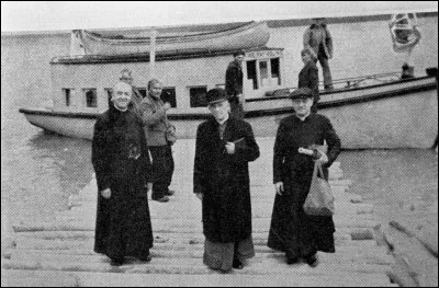 Qui autorise l'implantation d'une première paroisse à Rouyn, en 1925 ?