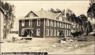 En quoi est transformé l'hôpital des Saintes-Anges après la construction de l'hôpital d'Youville ?
