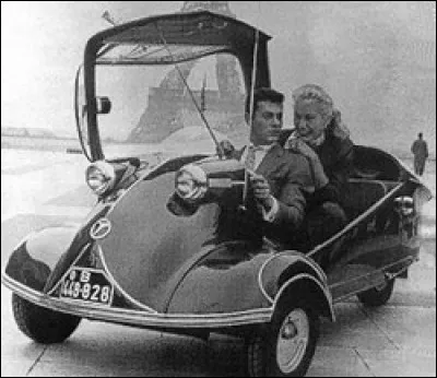 Dans cette petite auto des année 50 il y avait deux places assises, l'une derrière l'autre. La portière ressemblait à un cockpit d'avion. Quel était ce constructeur ?
