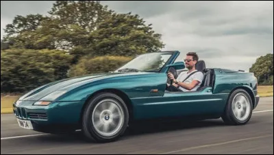 La porte disparaît dans la carrosserie. Quel est ce coupé original des années 80 ?