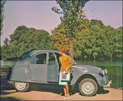 Sur les premières 2 CV Citroën, la portière s'ouvrait dans le sens de la marche. Quel nom donne-t-on à ce type d'ouverture ?