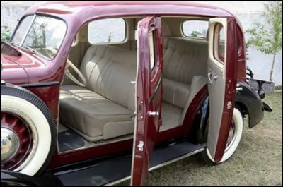 Sur cette Chevrolet Master c'est carrément les 4 portes qui s'ouvrent ainsi. À quelle époque cette auto a-t-elle été conçue aux États-Unis ?