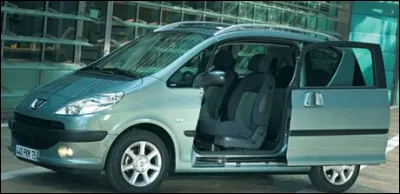 Quelle est cette petite auto française avec les deux portes coulissantes, très pratique en ville, qui n'est plus fabriquée ?