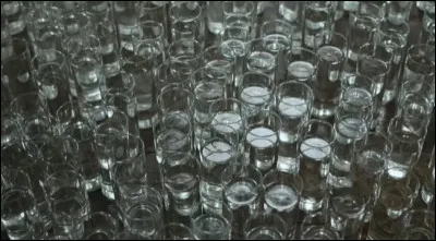 Ça vous parle ? Dans quel clip d'Adele retrouve-t-on autant de verres ?