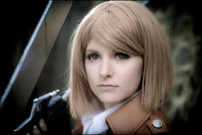 Elle faisait partie du Bataillon d'Exploration et a été tuée par le Titan Féminin :