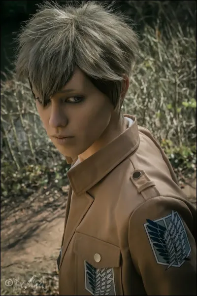 Il vient des bas-fonds et son fantôme apparaît lors de l'épisode 53, lorsque le 13e major parle de leurs camarades morts à Livaï Ackerman :