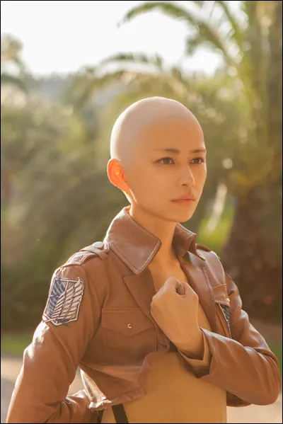 Il fait partie du Bataillon d'Exploration et sa mère a été transformée en Titan :