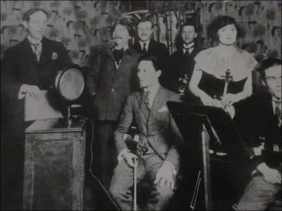 Que diffuse la socit Radiola (aprs avoir obtenu l'accord du ministre des PTT), sur une longueur d'ondes de 1565 mtres ?