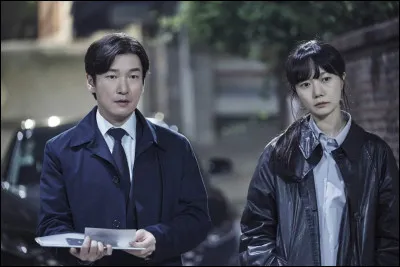 Dans quelle série un procureur et une policière font-ils face à la corruption ?