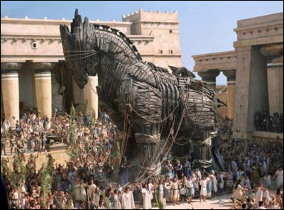 Les Troyens - à l'esprit mercantile et très à cheval sur le règlement - font à l'offrande grecque un sort assez différent de celui que lui prête la légende. Lequel ?