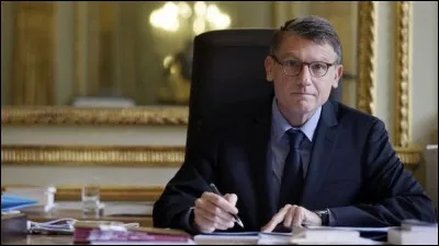 Vincent Peillon est ministre de l'Éducation nationale dans le gouvernement Ayrault, du 16 mai 2012 au 31 mars 2014. Quelle raison ne fait pas partie des causes de son départ ?
