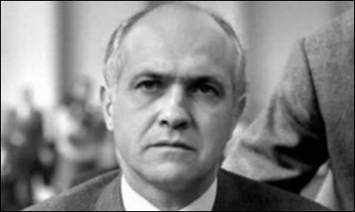 Alain Savary, ministre de l'Éducation nationale dans le gouvernement de Pierre Mauroy à partir du 22 mai 1981, remet sa démission le 17 juillet 1984 : pour quelle raison ?