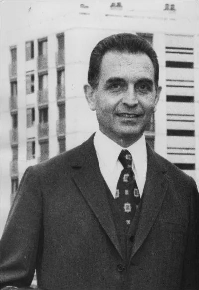 Ministre de l'Éducation nationale du gouvernement Messmer du 5 juillet 1972 au 27 mai 1974, il n'est pas reconduit dans le gouvernement qui se met en place après l'arrivée de Giscard d'Estaing à la présidence, en raison de son soutien à Chaban-Delmas : c'est ...