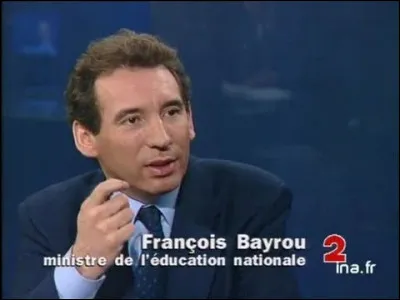 Ministre de l'Éducation nationale dans le gouvernement Balladur, François Bayrou a été confronté à une forte mobilisation des enseignants avec une manifestation de près d'un million de personnes le 16 janvier 1994 : quelle en était la cause ?