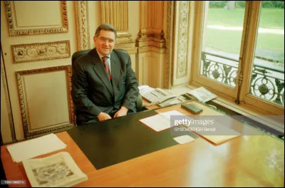 Son successeur à ce poste en juin 1997, Allègre, a suscité une forte opposition des enseignants, avec plusieurs grèves ; il a finalement démissionné malgré le soutien de Jospin, premier ministre. Combien de temps est-il resté ministre ?