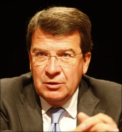 Il a été ministre au début du quinquennat de Nicolas Sarkozy, à partir du 18 mai 2007 ; très impopulaire auprès des enseignants du premier degré, il est écarté à l'occasion du remaniement gouvernemental de juin 2009 : c'est ...