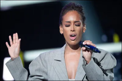 Amel Bent : Ma Philosophie. 

Viser la Lune
Ça n'me fait pas peur
Même à lusure
............................
Des sacrifices
Sil le faut jen ferai