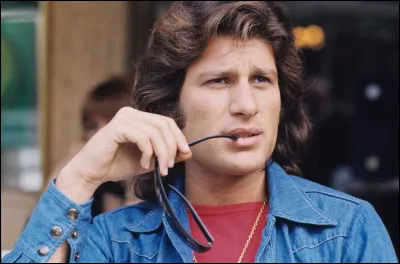 Mike Brant : C'est ma prière. 

Cest ma prière, je viens vers toi
.....................................................
Cest ma prière, un jour viendra
Cest ma prière, et le monde changera