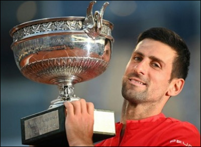 Quelle est la nationalité du tennisman Novak Djokovic dont on entend parler lors des internationaux d'Australie ?