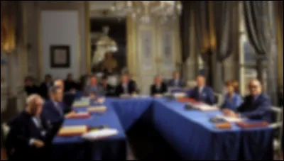 Qui est l'actuel président du conseil constitutionnel chargé de vérifier la conformité des lois ?