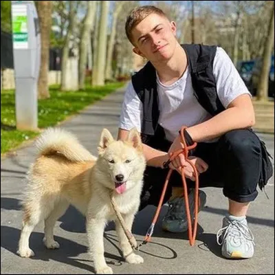 Michou a un chien, quel est son nom ?