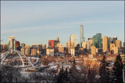 Quelle est l'intruse parmi ces villes ?