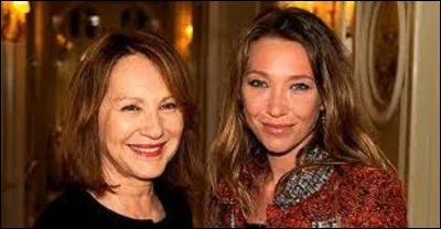 Actrice : 
Nathalie Baye, au cours d'une émission des Carpentier, en 1982, joue un sketch avec un chanteur intitulé ''Quoi de neuf ma jolie'' écrit par Philippe Labro. Le coup de foudre entre les deux est immédiat. Ils se mettent en couple et achète une demeure à L'Étang-la-Ville. De leur union, naît Laura le 15 novembre 1983. Ils se séparent en mars 1986. 
Quel est le nom de cet artiste ?