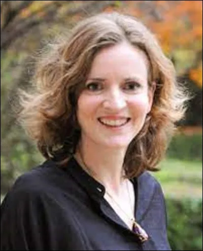 Politique : 
Née le 14 mai 1973 à Paris, Nathalie Kosciusko-Morizet est une femme qui occupa les postes de députée, secrétaire d'État, conseillère de Paris, conseillère régionale, mairesse de Longjumeau de 2008 à 2013. Durant le quinquennat de Nicolas Sarkozy, elle devint ministre du 14 novembre 2010 au 22 février 2012. 
Quel poste ministériel occupait-elle ?