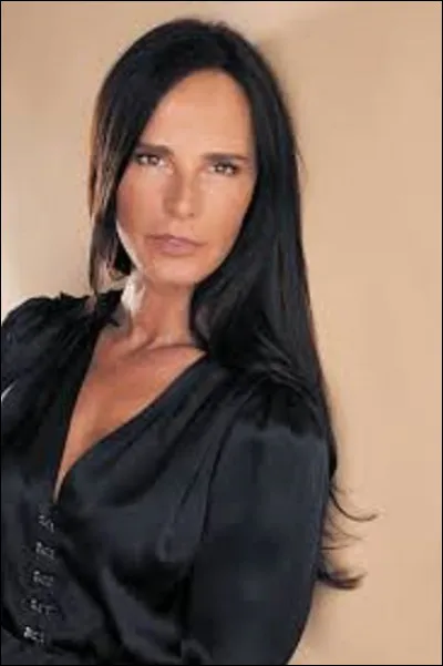 Miss France : 
Nathalie Marquay-Pernaut voit le jour le 17 mars 1967 à Comines (Nord). Comédienne et animatrice, elle fut élue Miss France en 1987, devenant la 57e à porter ce titre.
Quelle région représentait-elle ?