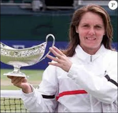 Sport : 
Joueuse de tennis, professionnelle de 1984 à 2003, Nathalie Tauziat née le 17 octobre 1967 à Bangui, République centrafricaine. Gagnant la Fed Cup contre les Pays-Bas en 1997, elle marque sa consécration l'année suivante en arrivant en finale d'un Grand Chelem où elle est battue par la Tchécoslovaque, Jana Novotnà.
De ces trois Grand Chelem, pour lequel a-t-elle perdu cette finale ?