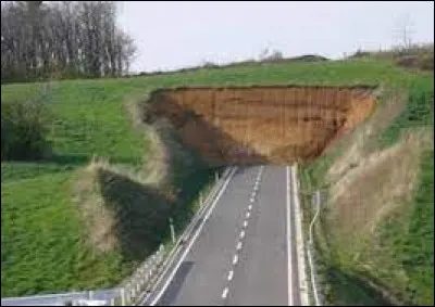 Si l'on va droit dans le mur, cela signifie qu'on...