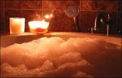 Dans quelle chanson Alizée dit-elle ses paroles "J'ai la peau douce/ Dans mon bain de mousse" ?