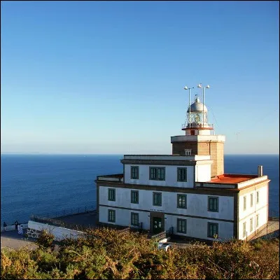 Quel cap espagnol est un promontoire long de 600 mètres surmonté dun phare construit en 1853 ?