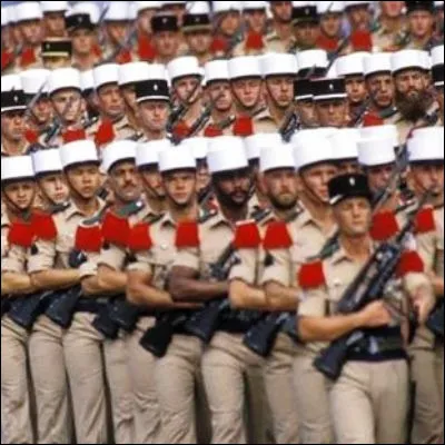 Quelle bataille, commémorée chaque année par le Légion étrangère comme symbole de son esprit de sacrifice, vit 65 légionnaires combattre 2000 soldats ennemis ?