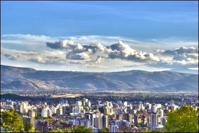 Quelle est l'intruse parmi ces villes ?