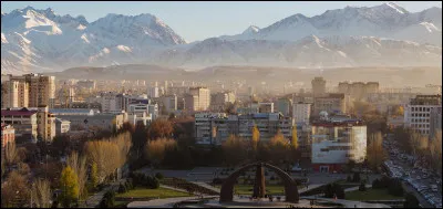 Quelle est l'intruse parmi ces villes ?