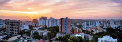 Quelle est l'intruse parmi ces villes ?