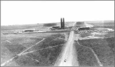 Cette capitale est sortie ex-nihilo d'une forêt vierge en 1958. Le maître d'uvre est l'architecte Oscar Neimeyer. De quelle capitale parle-t-on ?
