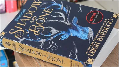 À quel auteur doit-on le roman policier "Sans défense" ?