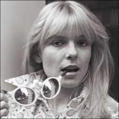 Complétez le titre de cette chanson : "Ce soir je ne dors...