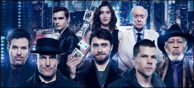 __________ par Mark Ruffalo et dans le but de ___________ la société de Michael Caine, un banquier véreux (en haut à droite sur la photo), les Insaisissables multiplient les tours de magie et renflouent avec brio les comptes en banque des victimes du financier aux dents trop longues.