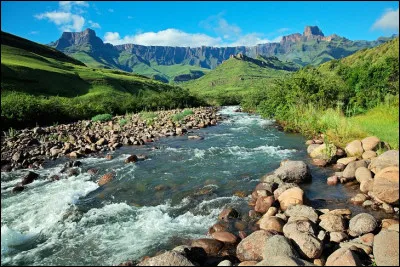 S'étendant de l'océan Indien aux spectaculaires montagnes du Drakensberg, voici l'État du KwaZulu-Natal. Dans quel pays aurez-vous la chance de parcourir ces vastes étendues naturelles et sacrées ?