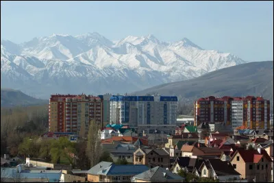 Quelle est l'intruse parmi ces villes ?