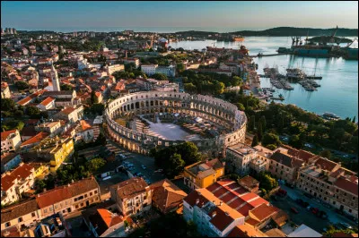 Quelle est l'intruse parmi ces villes ?