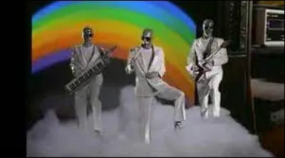 Quel groupe éphémère de french touch sort la chanson "Music Sounds Better With You" ?