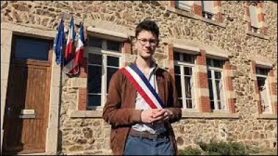 Vous avez sur cette image le plus jeune maire de France. Quel âge avait-il lors de son élection en 2020 ?